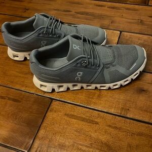 Size 8.5 OnCloud Tennis shoes